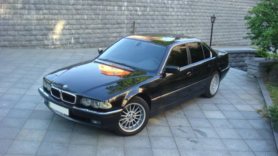 BMW 7 series Ніжно-Чорного кольору) 3