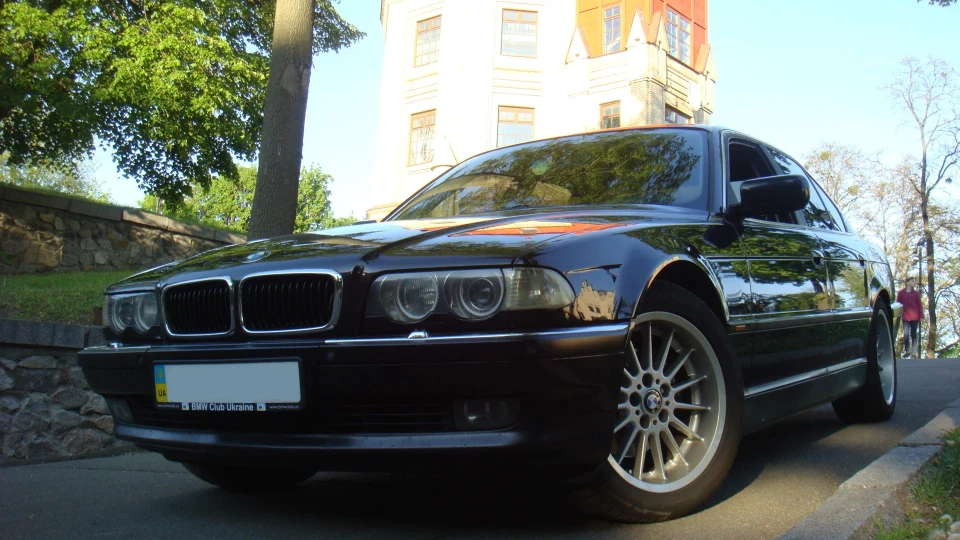 BMW 7 series Ніжно-Чорного кольору) 4