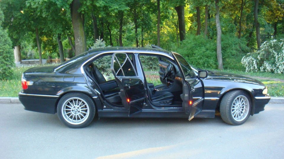 BMW 7 series Ніжно-Чорного кольору) 5