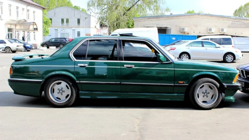 BMW 7 series Зелена 3