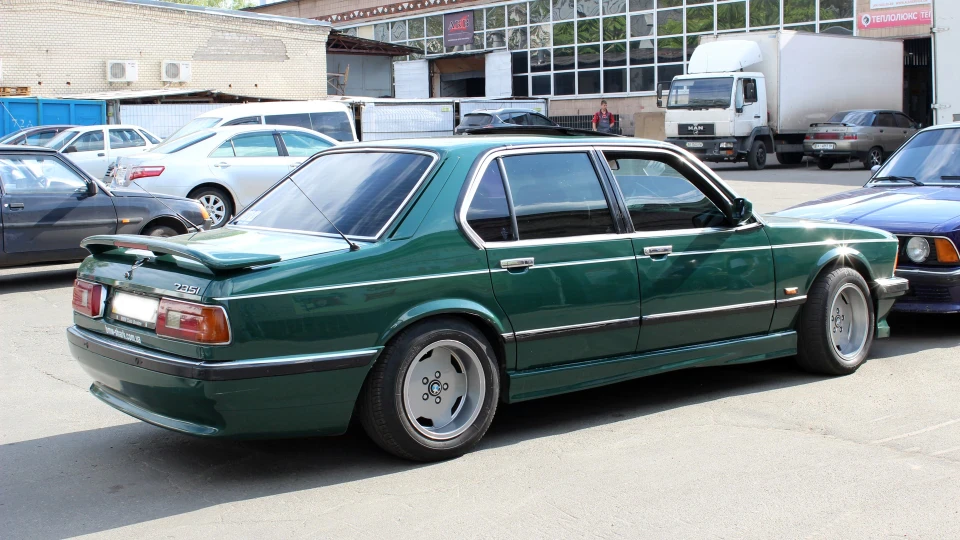 BMW 7 series Зелена 4