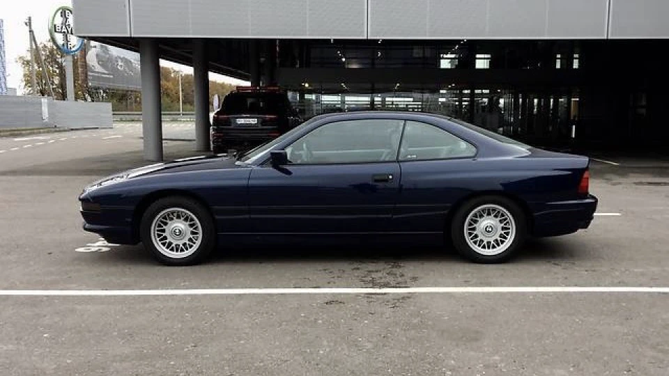BMW 8 series Синя стріла
