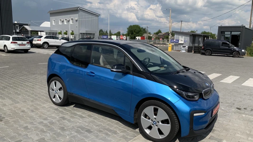 BMW i3 Синій жук