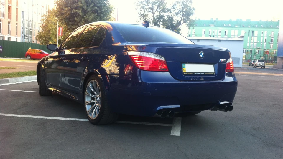 BMW M5 на палиці) 2
