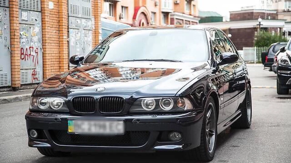 BMW M5 Schwartz-Blau Frau