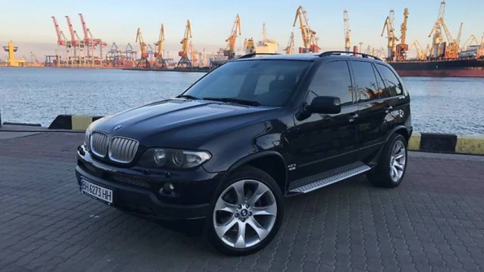 BMW X5 4.8 is 2