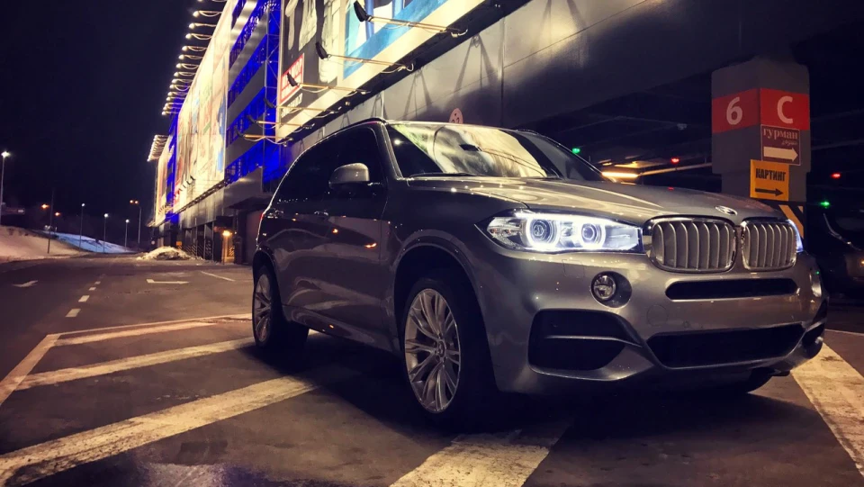 BMW X5 M50D 2