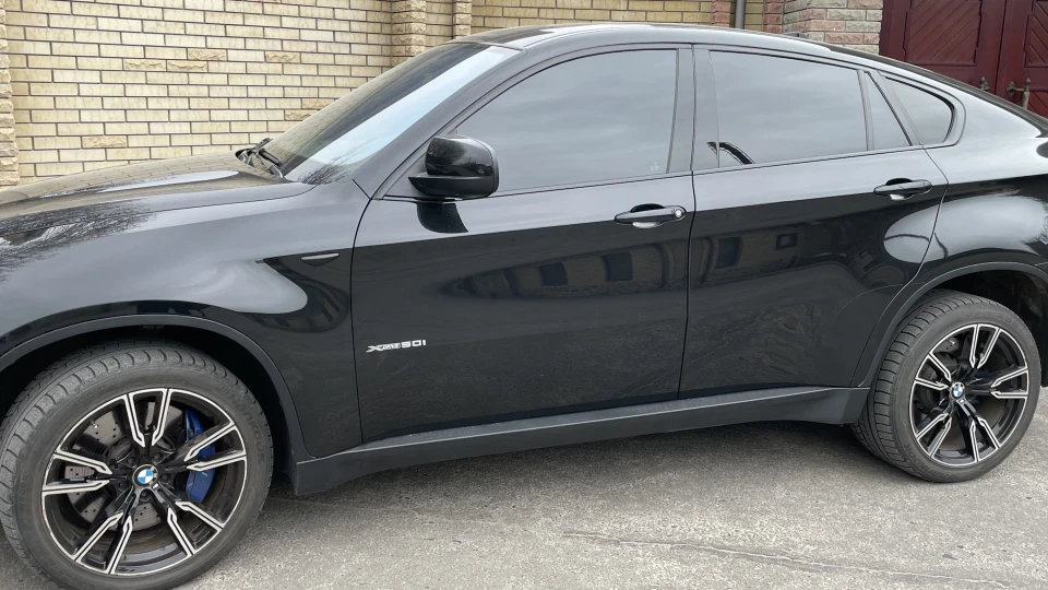 BMW X6 50iX з М-мотором