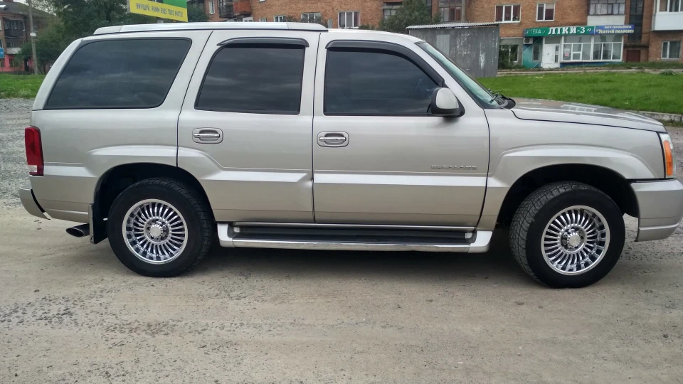 Cadillac Escalade 2