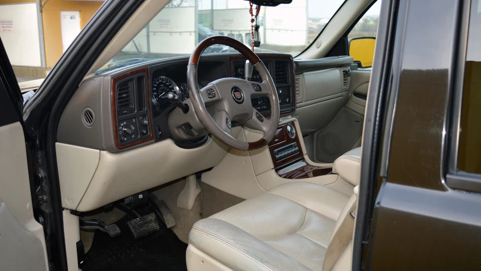 Cadillac Escalade 4