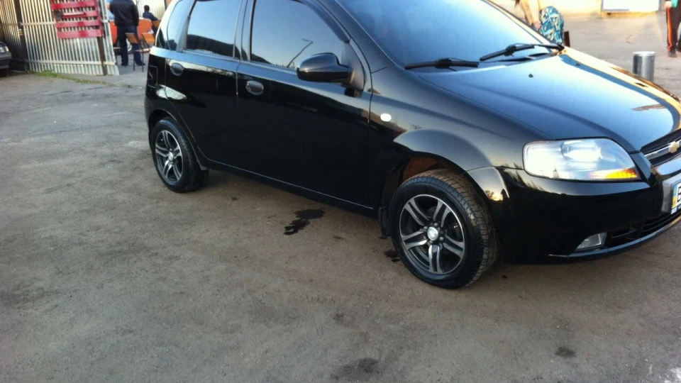 Chevrolet Aveo 5-door чорний перламутр 4