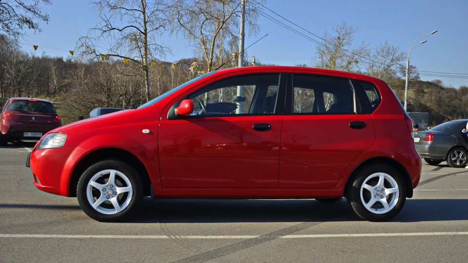 Chevrolet Aveo 5-door Hatchback 2
