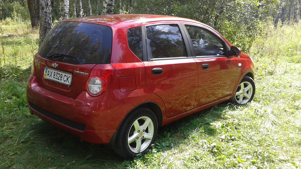 Chevrolet Aveo 5-door Вогняно-червоний колір 2