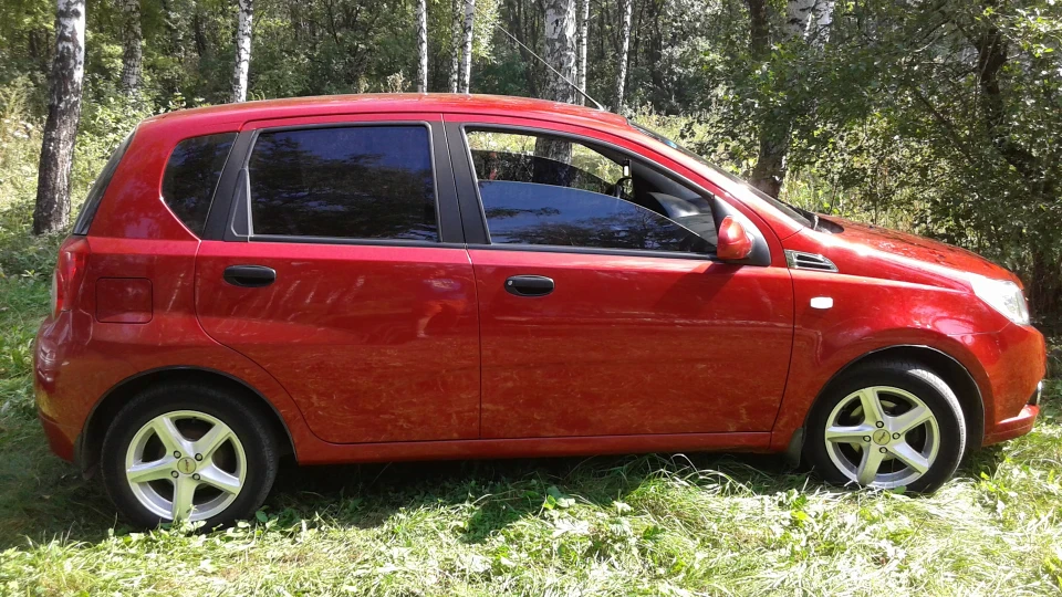 Chevrolet Aveo 5-door Вогняно-червоний колір 3
