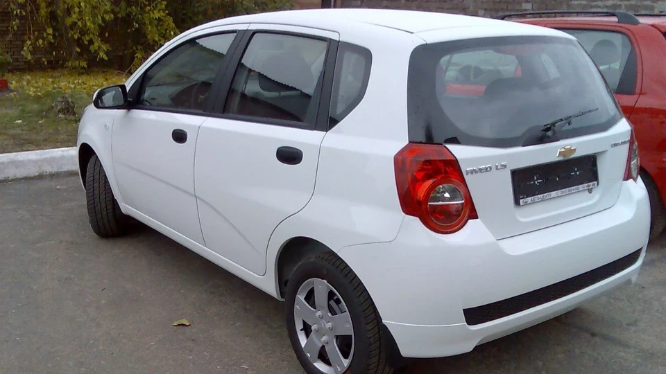 Chevrolet Aveo 5-door White Butterfly ) 4