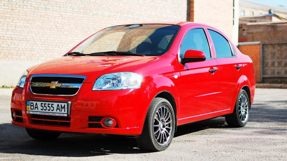 Chevrolet Aveo Sedan bright colour 3