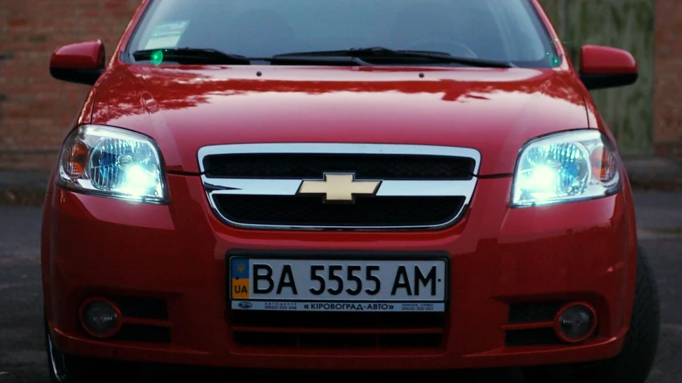 Chevrolet Aveo Sedan bright colour 4