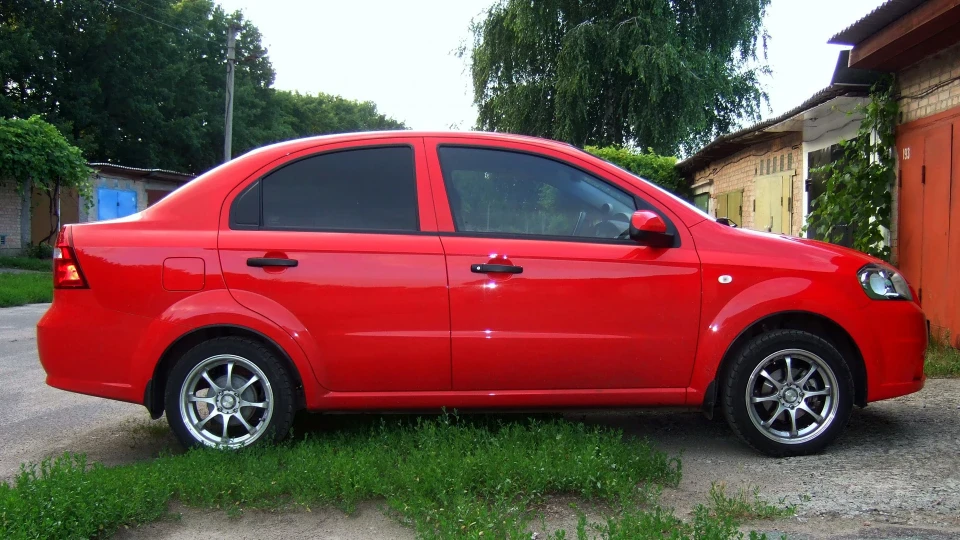Chevrolet Aveo Sedan bright colour 5
