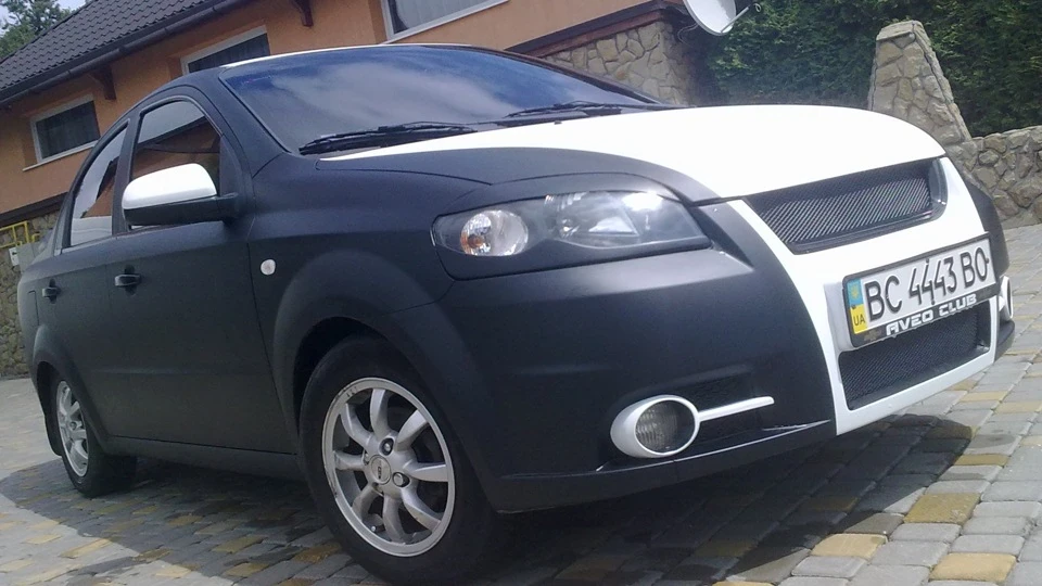 Chevrolet Aveo Sedan чорно-біла 3