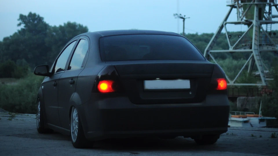 Chevrolet Aveo Sedan карбонова пузотерка 2