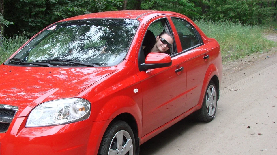 Chevrolet Aveo Sedan Lady In Red 3