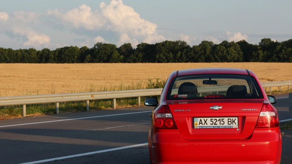 Chevrolet Aveo Sedan Lady In Red 5