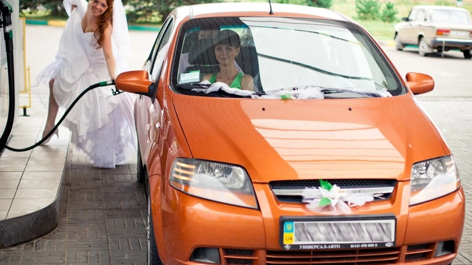 Chevrolet Aveo Sedan LS Orange sedan 3