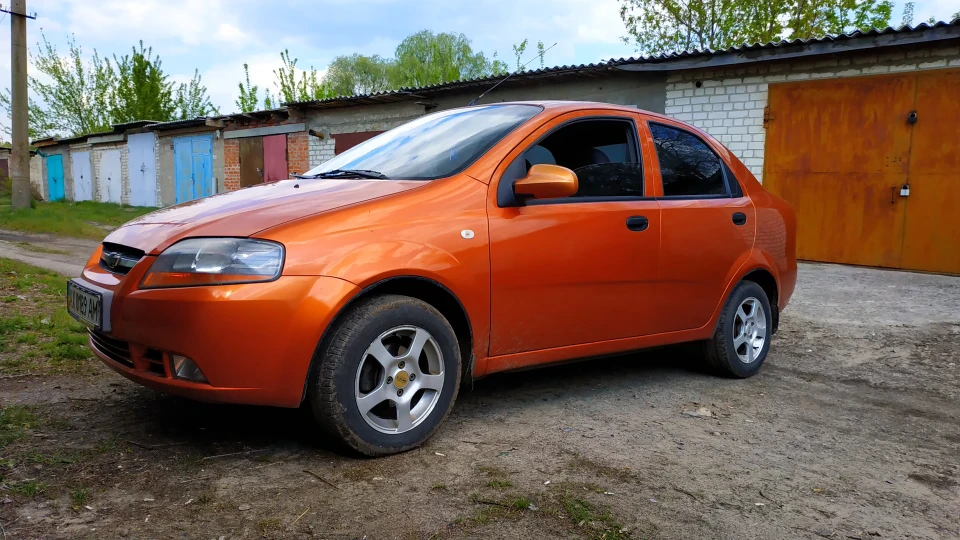Chevrolet Aveo Sedan помаранчевий Т200 2