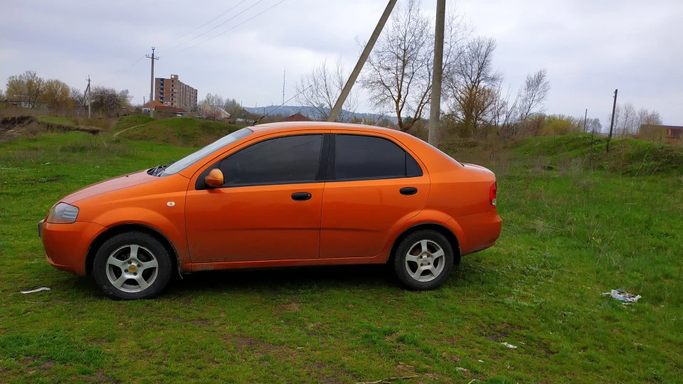Chevrolet Aveo Sedan помаранчевий Т200 3