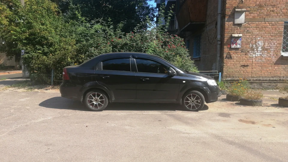 Chevrolet Aveo Sedan ● Pearl Black 2