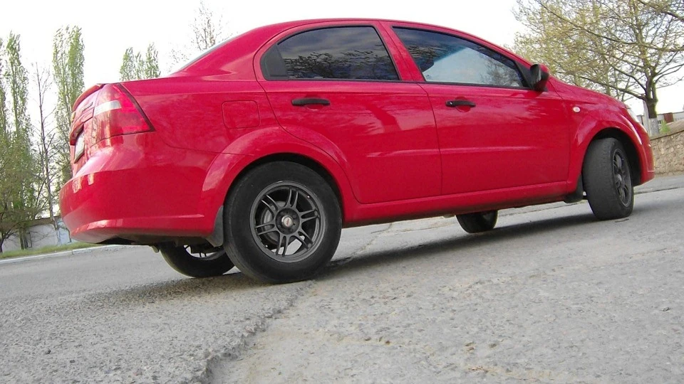 Chevrolet Aveo Sedan RED 4