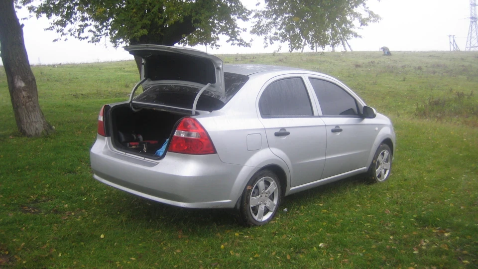 Chevrolet Aveo Sedan сріблястий метал.. 2