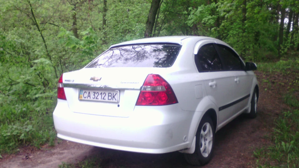 Chevrolet Aveo Sedan Snow White 2