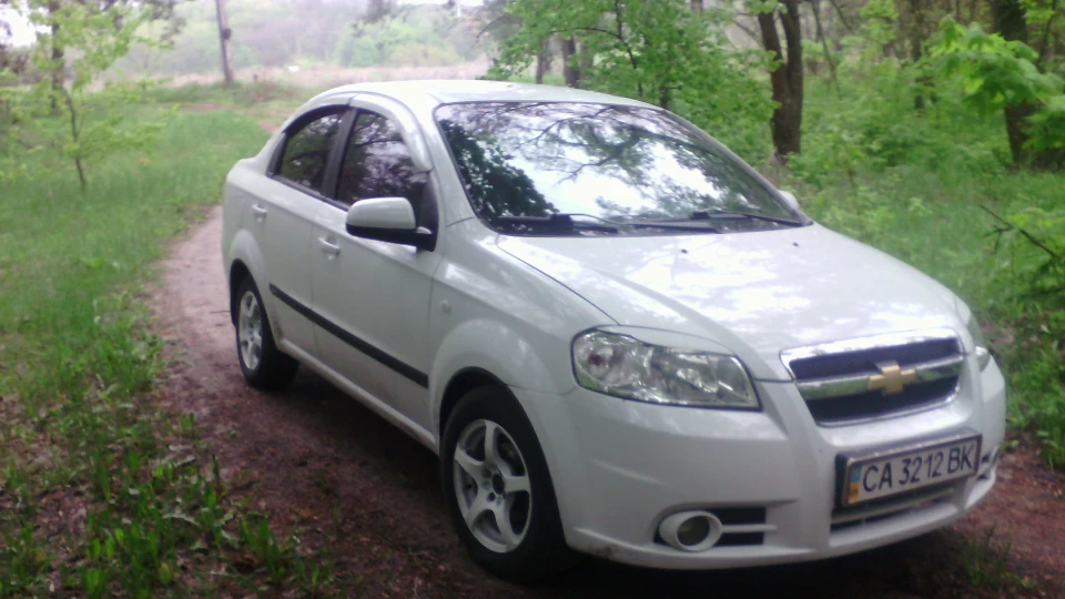 Chevrolet Aveo Sedan Snow White 3