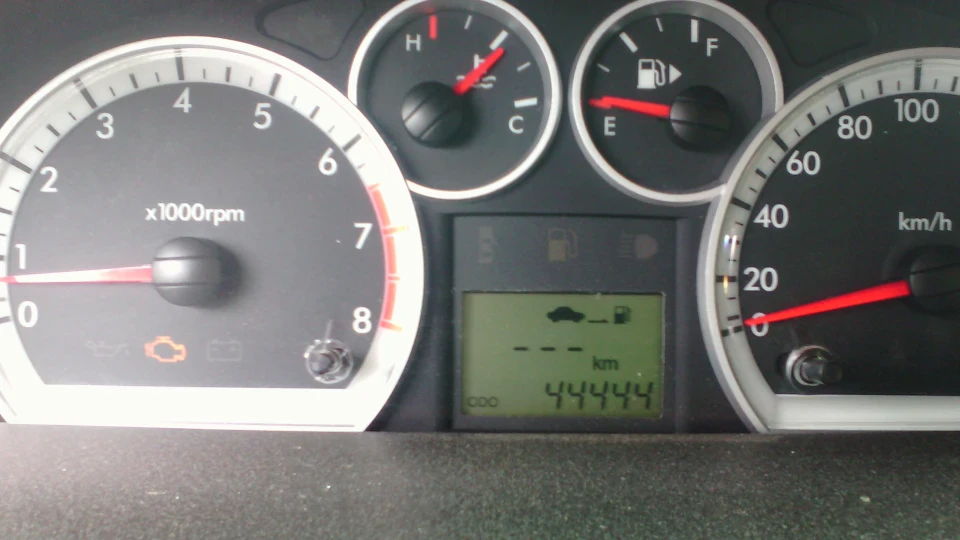 Chevrolet Aveo Sedan Snow White 5