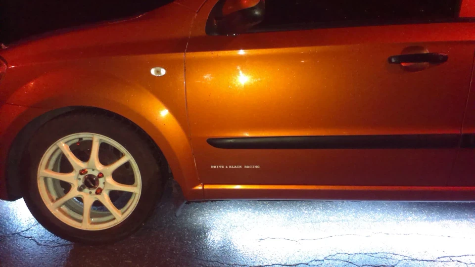 Chevrolet Aveo Sedan світиться апельсин 2