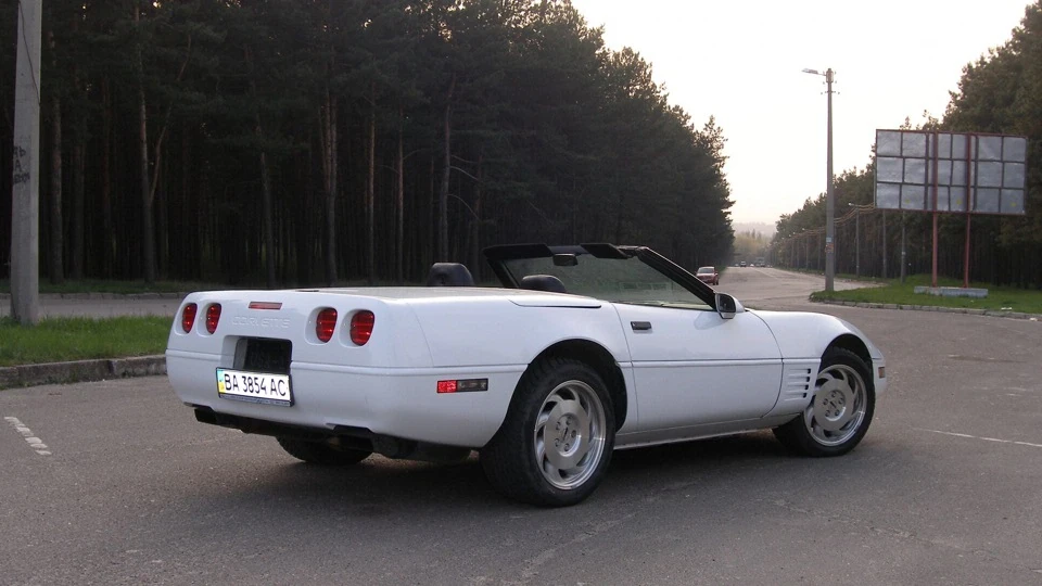 Chevrolet Corvette Convertible 4