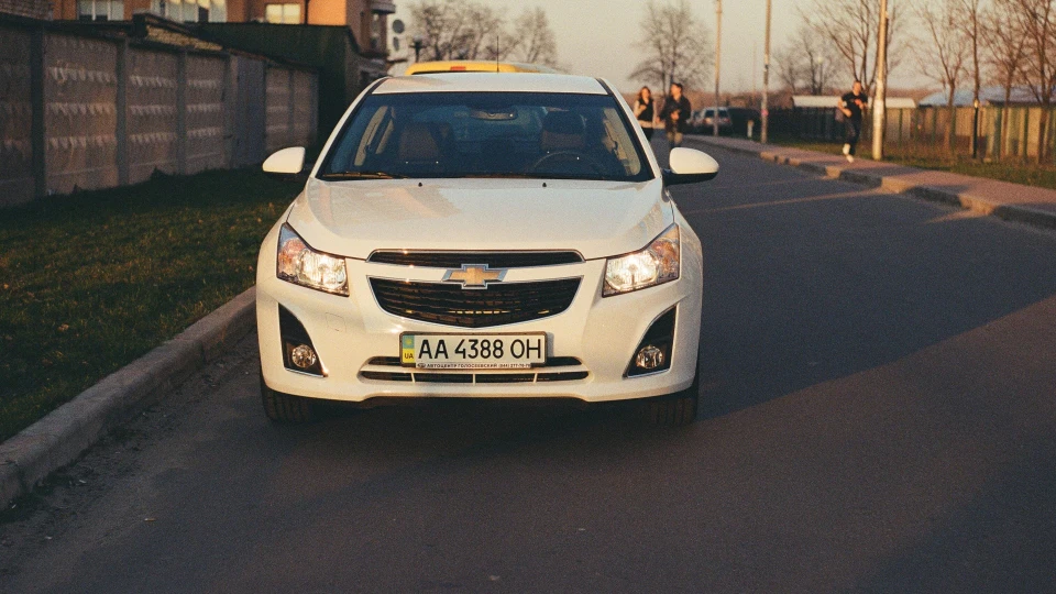 Chevrolet Cruze білий Бобик) 2