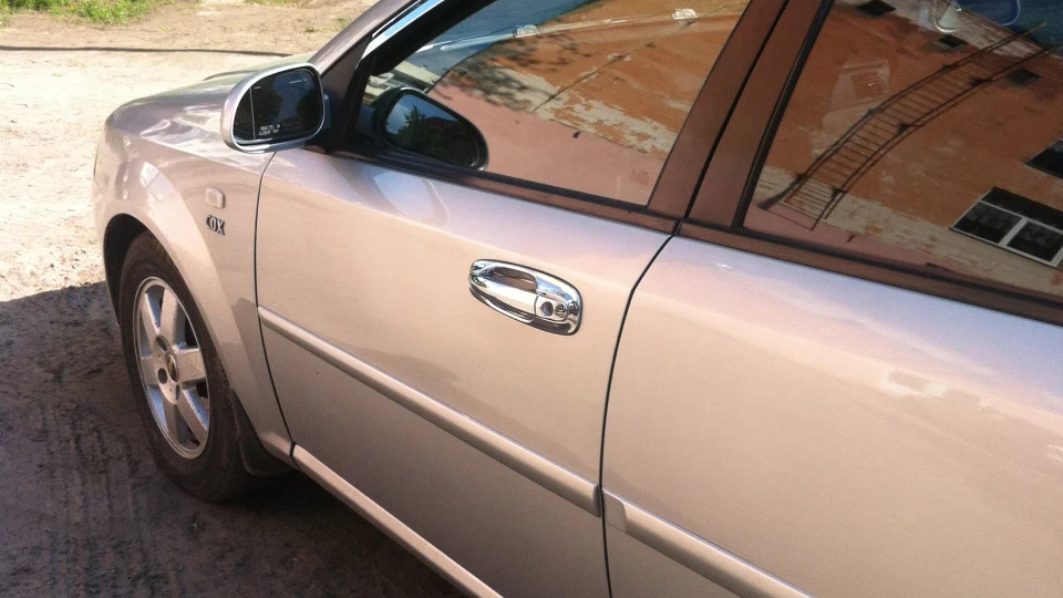 Chevrolet Lacetti сріблястий металік 1.8 4