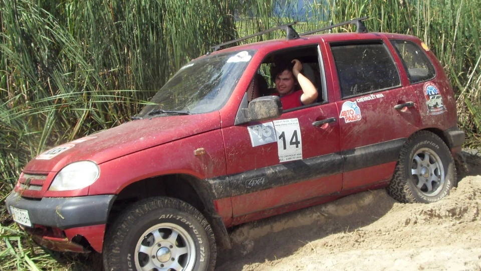 Chevrolet Niva Червоний бегемотик