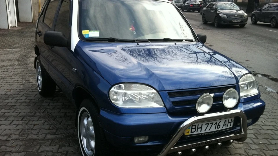 Chevrolet Niva Синьо-біла