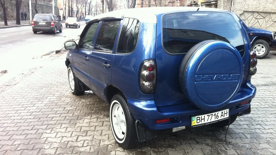 Chevrolet Niva Синьо-біла 2