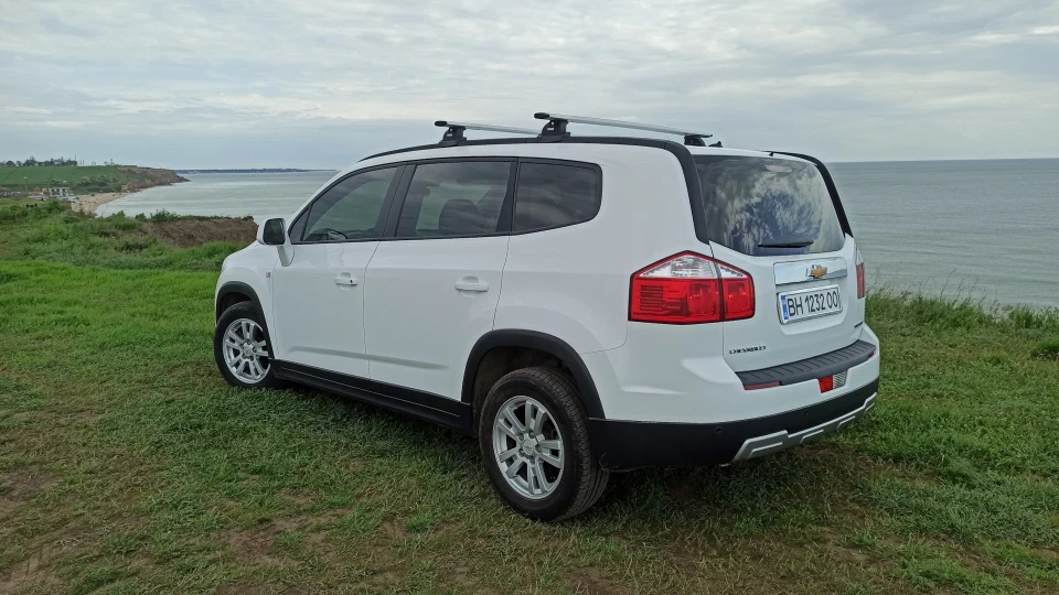 Chevrolet Orlando White-Black Edition 3