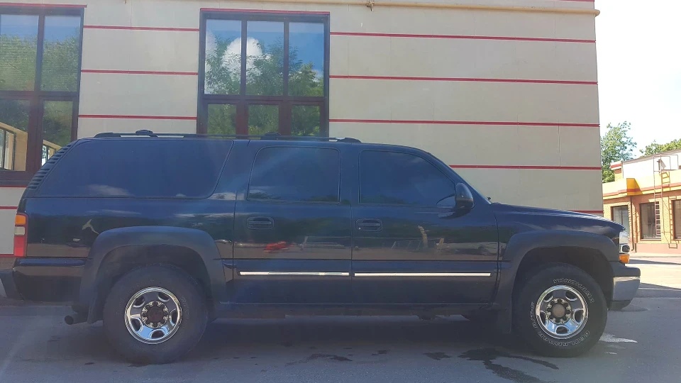 Chevrolet Suburban 2500 2