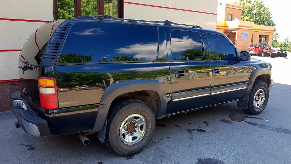 Chevrolet Suburban 2500 3
