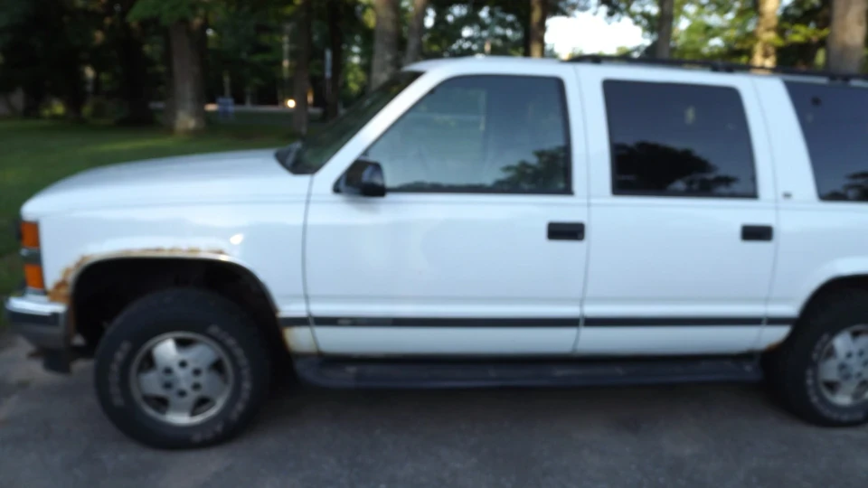 Chevrolet Suburban SUV GMT 400 2