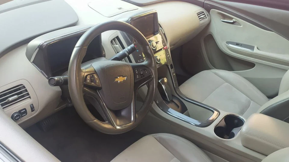 Chevrolet Volt red hatch