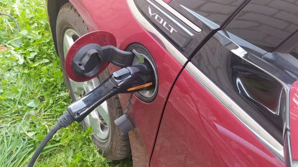 Chevrolet Volt red hatch 2