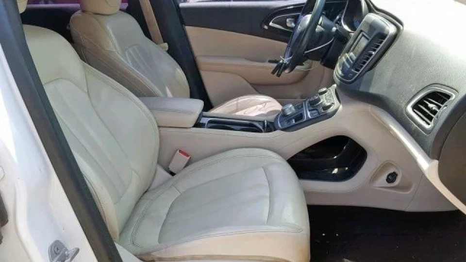 Chrysler 200 4