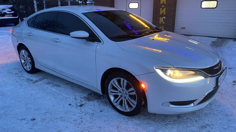 Chrysler 200 4